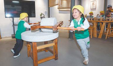 研學基地體驗傳統石碾